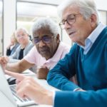 personnes utilisant un ordniateur