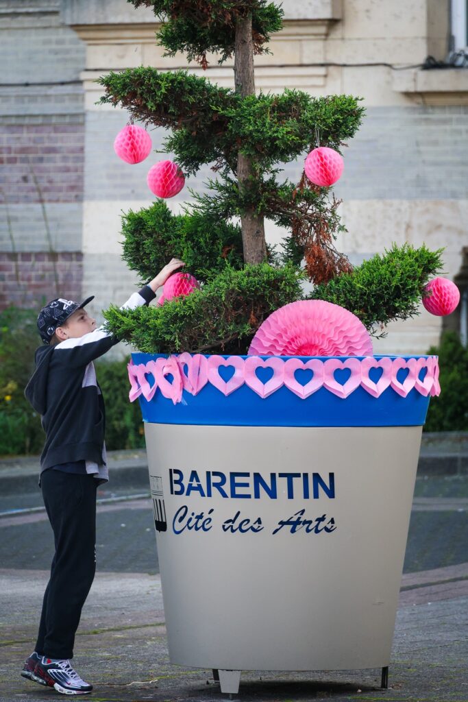 Installation de la décoration Octobre Rose Place de la Libération de Barentin.