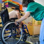 enfant lors du parcours en fauteuil roulant, atelier de sensibilisation