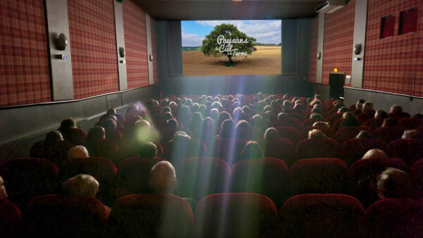 documentaire "Paysans du Ciel à la Terre" dans une salle de cinéma.