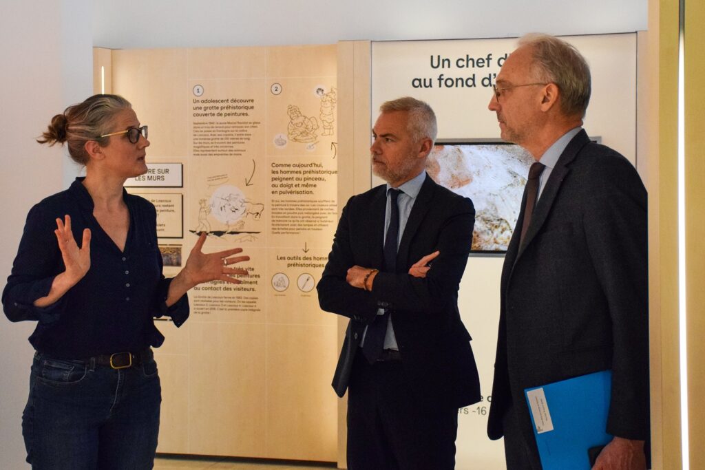 Mathilde Guyant, directrice du service culturel, en discussion avec le Maire et le Préfet